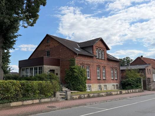Haus zum Kauf 470.000 € 9 Zimmer 277 m² 1.995 m² Grundstück Oebisfelder Straße 6 Velpke Velpke 38458