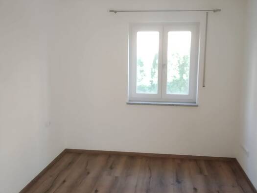 Wohnung zur Miete 930 € 4 Zimmer 87 m² Geschoss EG/2 frei ab sofort Aiglsbach Aiglsbach 84089