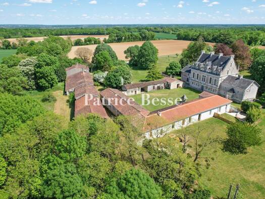 Schloss zum Kauf 885.000 € 17 Zimmer 700 m² 29.497 m² Grundstück Écurat 17810