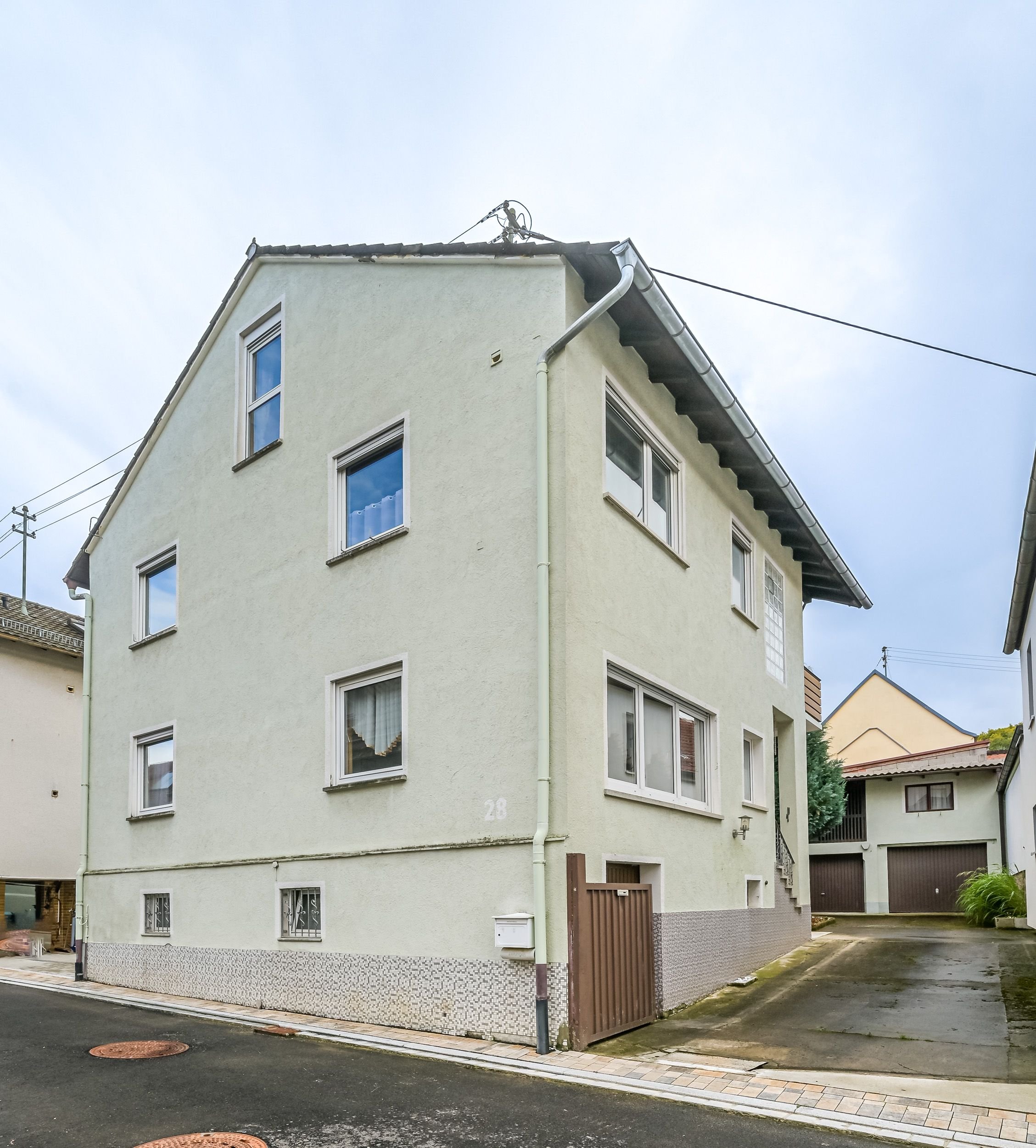 Mehrfamilienhaus zum Kauf 195.000 € 8,5 Zimmer 196 m²<br/>Wohnfläche 323 m²<br/>Grundstück ab sofort<br/>Verfügbarkeit Gambach Karlstadt 97753