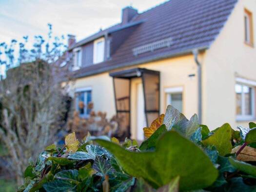 Doppelhaushälfte zum Kauf 195.000 € 3 Zimmer 98 m² 926 m² Grundstück Hohenstein-Ernstthal 09337