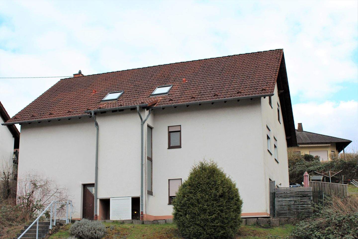 Immobilie in Püttlingen - Attraktives Renditeobjekt – Gepflegtes Dreifamilienhaus mit Gartenanteilen*freistehend* - Bild 1