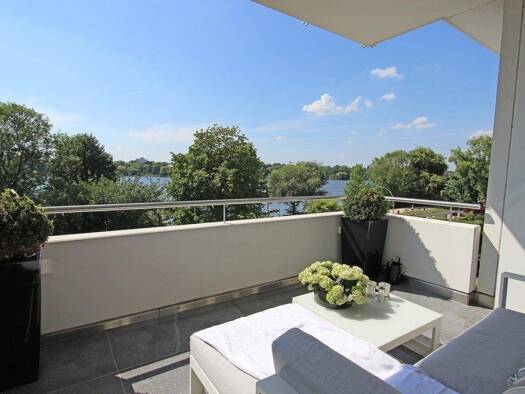 Wohnung zur Miete 2.394 € 2 Zimmer 76 m² frei ab sofort Uhlenhorst Hamburg 22085