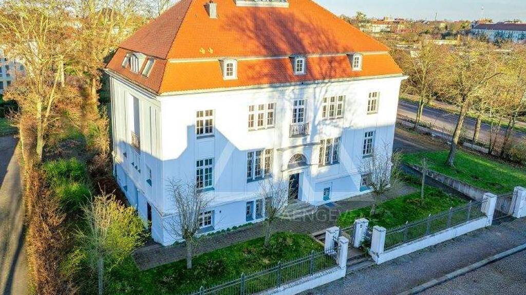 ELEGANTE BÜROVILLA "PALAIS DITTMER" MIT PARKGRUNDSTÜCK UND LUXUSWOHNUNG IM LENNÉ-VIERTEL