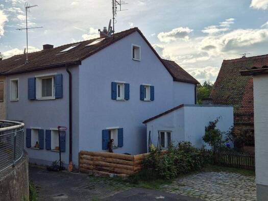 Doppelhaushälfte zum Kauf 329.000 € 5 Zimmer 120 m² 250 m² Grundstück Cadolzburg 90556