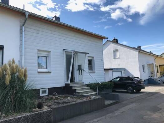 Doppelhaushälfte zum Kauf 109.950 € 5 Zimmer 94 m² 306 m² Grundstück Holzminden Holzminden 37603