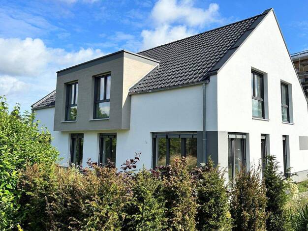 Doppelhaushälfte zur Miete 1.965 € 4 Zimmer 128 m² 295 m² Grundstück frei ab 01.06.2026 Hiddesen Detmold 32760