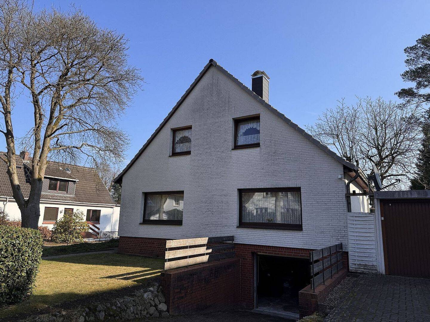 Immobilie in Ahrensburg - Älteres Einfamilienhaus mit pflegeleichtem Grundstück - Bild 1