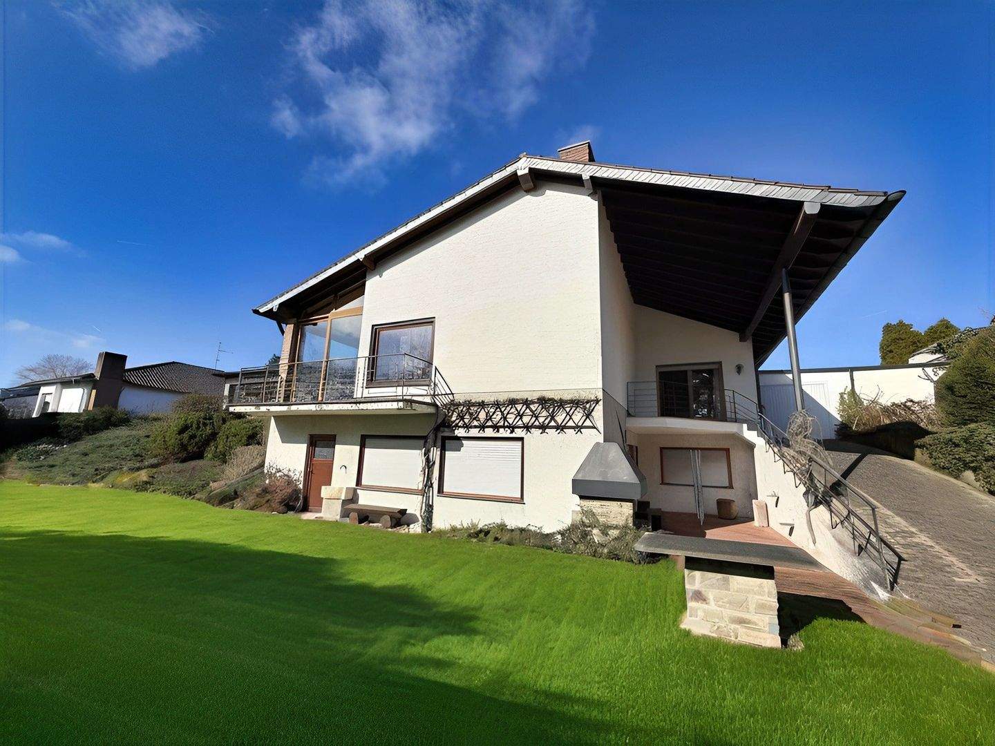 Immobilie in Rheinbreitbach - Stilvolle Villa mit separater Wohneinheit, Wintergarten, Schwimmhalle und großzügigem Grundstück. - Bild 3