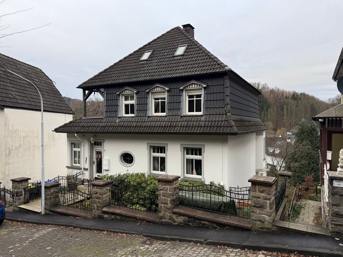 Mehrfamilienhaus zum Kauf 296.000 € 9 Zimmer 282 m²<br/>Wohnfläche 809 m²<br/>Grundstück Werdohl Werdohl 58791