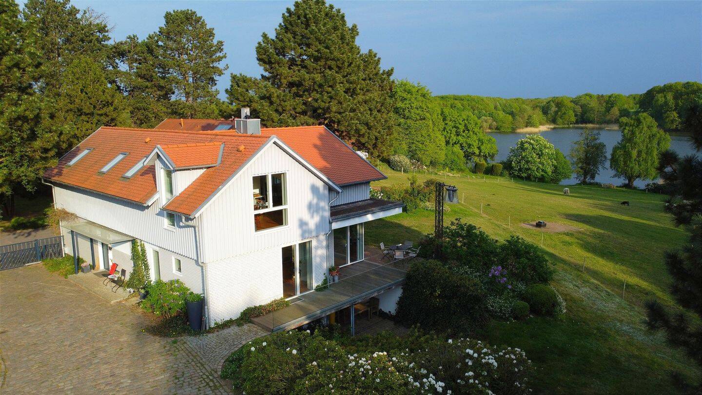 Immobilie in Bebensee - --stilvolles Architektenhaus mit Seegrundstück-- - Bild 1