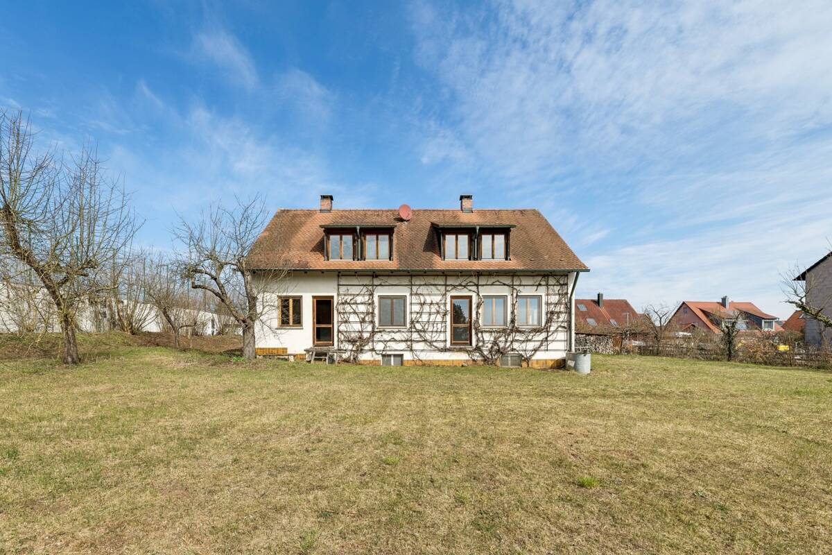 Immobilie in Windsbach - Freistehendes Zweifamilienhaus mit 3 Garagen und großem Garten in Windsbach zur Modernisierung - Bild 3