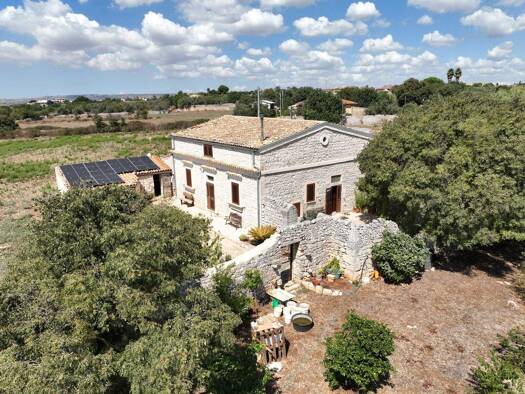 Mehrfamilienhaus zum Kauf 330.000 € 2 Zimmer 190 m² 3.000 m² Grundstück frei ab sofort Modica 97015