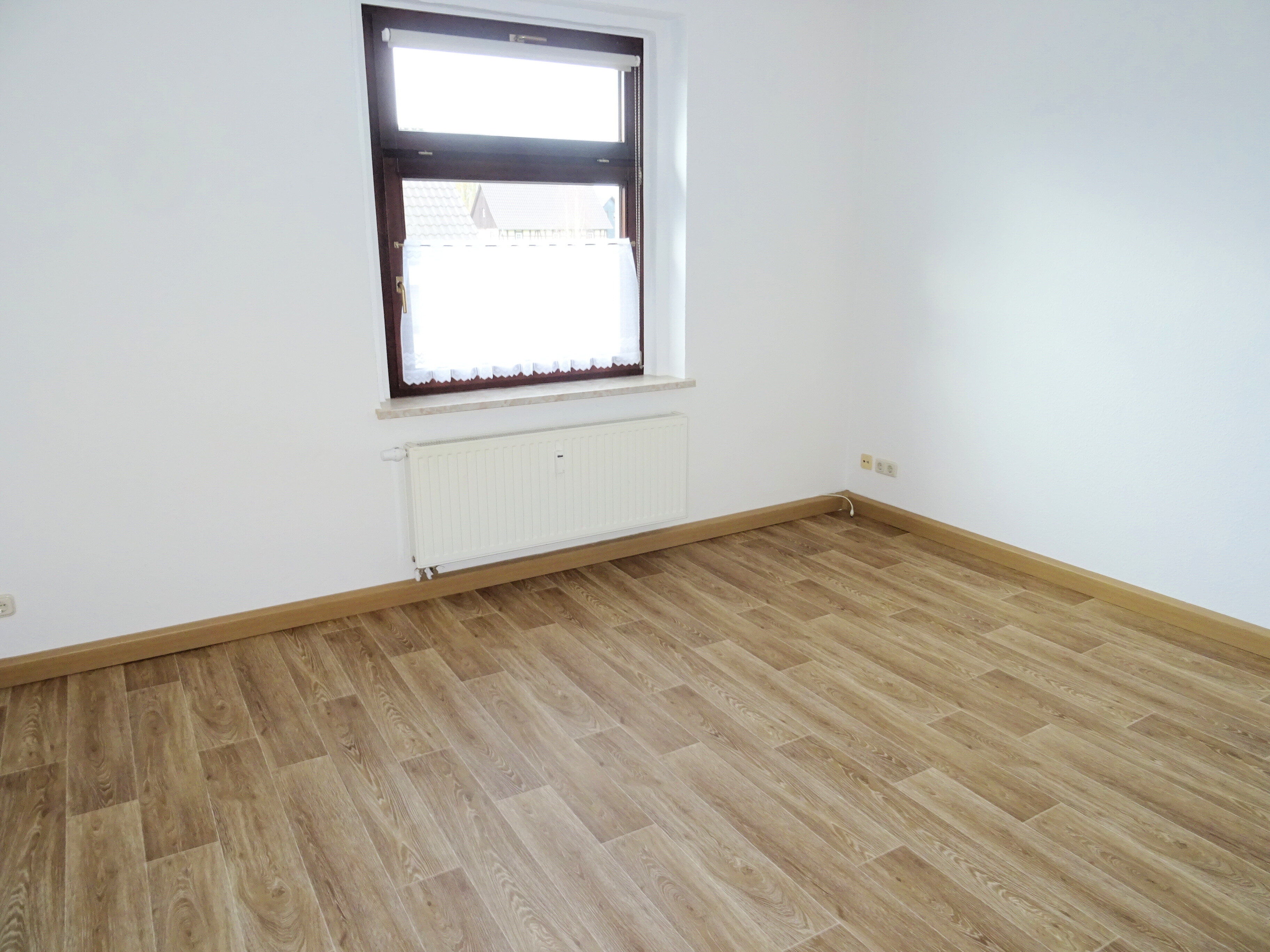 Wohnung zur Miete 360 € 3 Zimmer 65 m²<br/>Wohnfläche 1.<br/>Geschoss ab sofort<br/>Verfügbarkeit Langenhessen Werdau 08412