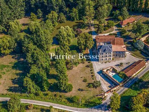 Reihenhaus zum Kauf 1.370.000 € 10 Zimmer 373 m² 24.833 m² Grundstück Mirambeau 17150