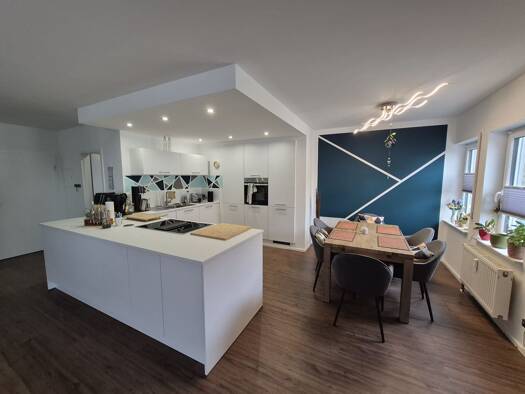 Wohnung zur Miete 650 € 3 Zimmer 82,5 m² Geschoss 2/3 frei ab 01.12.2026 Neuhaus Neuhaus am Rennweg 98724