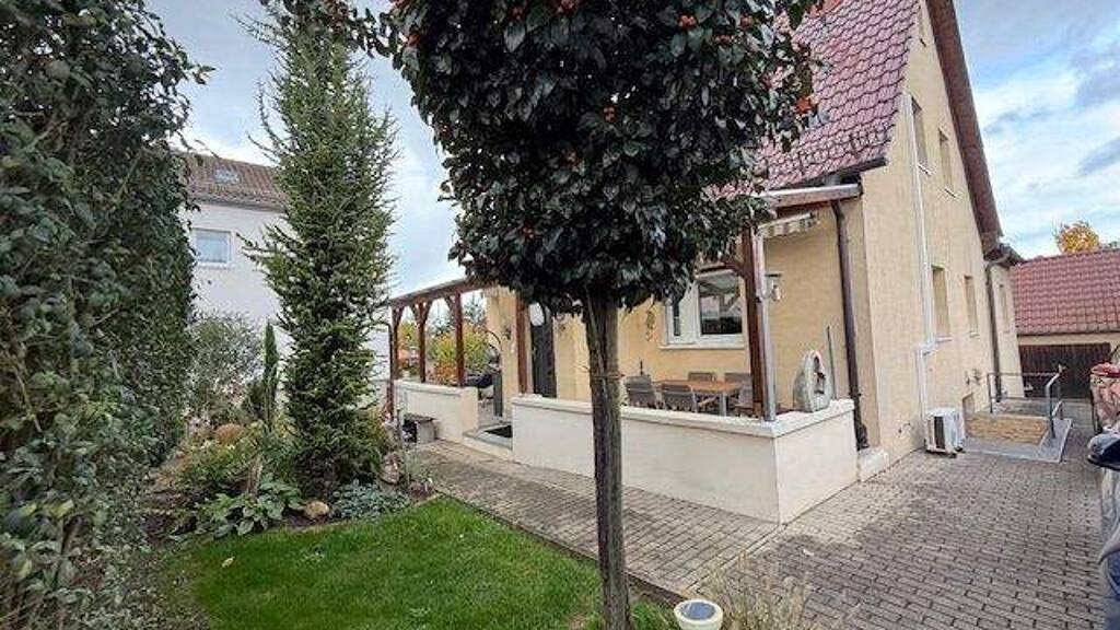 Wohnhaus mit Einliegerwohnung und großem Grundstück mit Parkcharakter