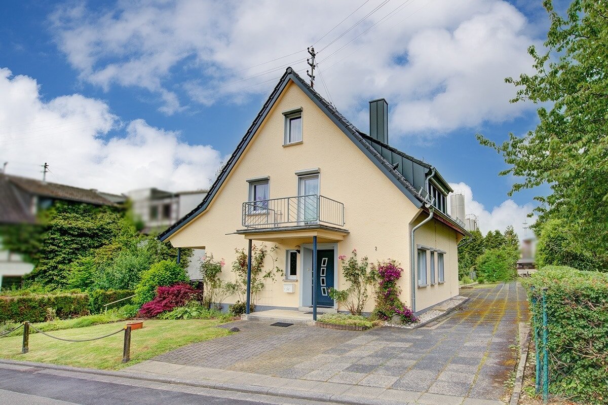 Mehrfamilienhaus zum Kauf 349.000 € 6 Zimmer 130 m²<br/>Wohnfläche 1.083 m²<br/>Grundstück Altenkirchen Altenkirchen 57610