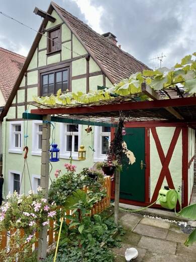 Haus zum Kauf 379.000 € 7 Zimmer 240 m² 303 m² Grundstück Rothenburg Rothenburg ob der Tauber 91541