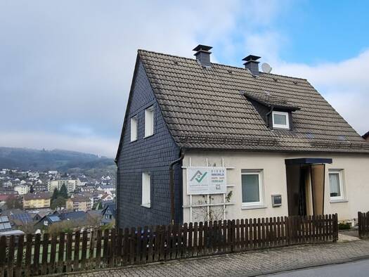 Einfamilienhaus zum Kauf 227.000 € 6 Zimmer 107 m² 1.061 m² Grundstück Neuenrade Neuenrade 58809