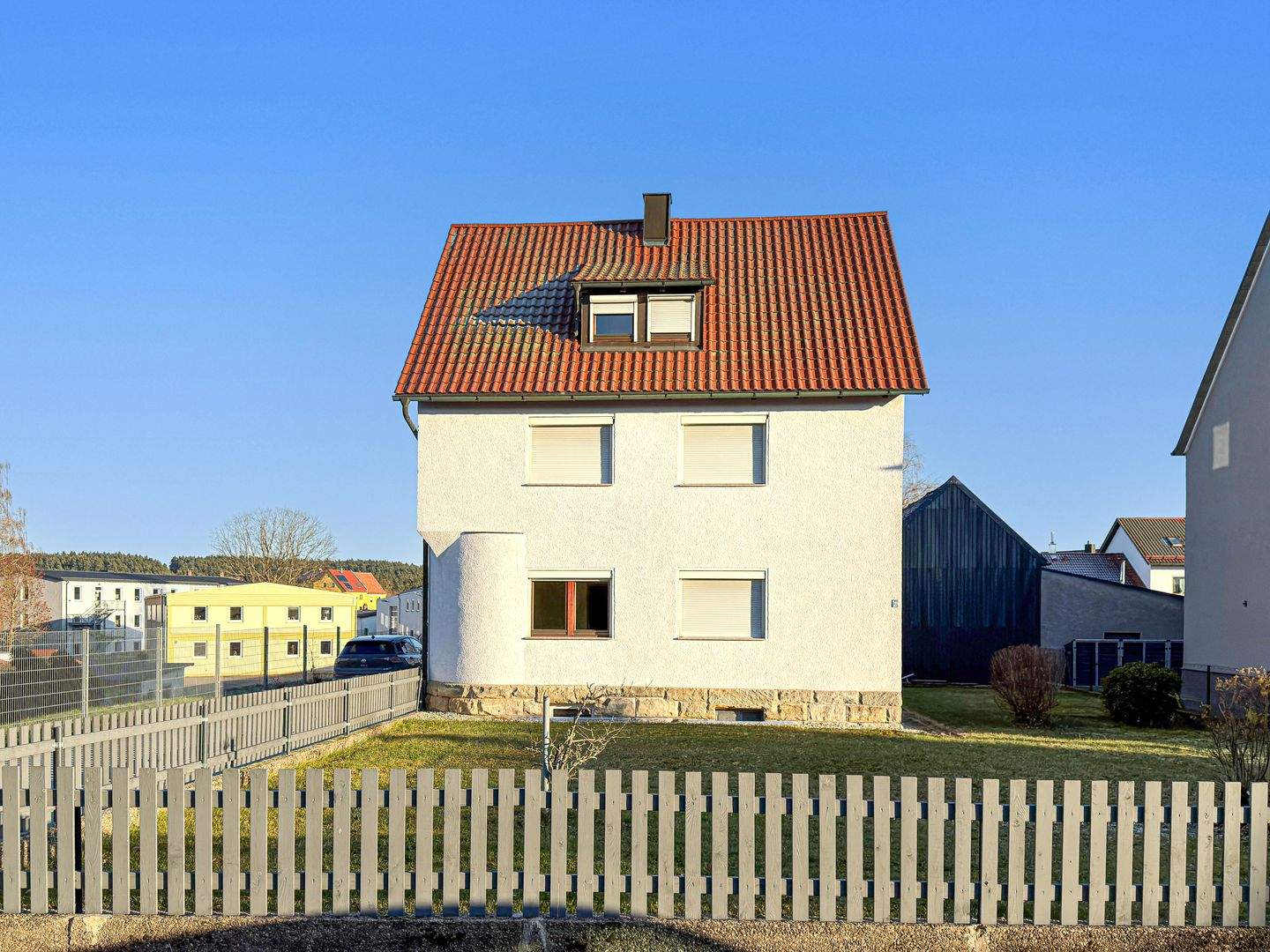 Immobilie in Grafenwöhr - 6 % Rendite! Hochwertig renoviertes Dreifamilienhaus mit Carport und großem Grundstück - Bild 3