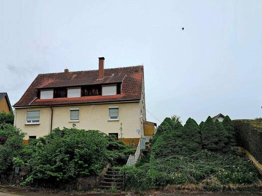 Mehrfamilienhaus zum Kauf 179.700 € 8 Zimmer 163 m² 816 m² Grundstück frei ab sofort Böbingen Böbingen an der Rems 73560