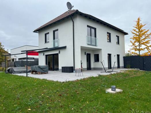 Einfamilienhaus zur Miete 1.600 € 4 Zimmer 130 m² 900 m² Grundstück frei ab 01.04.2026 Haßfurt 97437