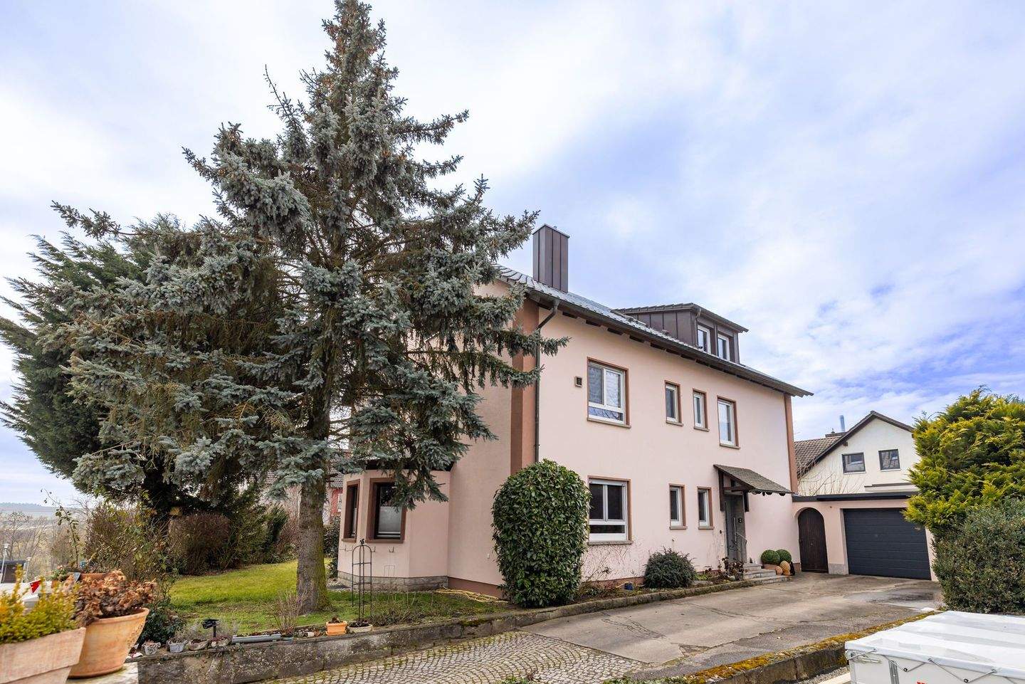 Immobilie in Kürnach - Drei Einheiten - viele Möglichkeiten - Ihr attraktives MFH in begehrter Lage von Kürnach - Bild 1