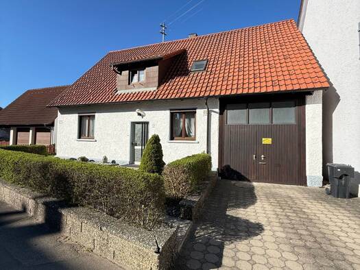Einfamilienhaus zur Miete 990 € 5,5 Zimmer 135 m² 280 m² Grundstück frei ab 01.01.2027 Heinstetter Straße 2 Hartheim Meßstetten 72469