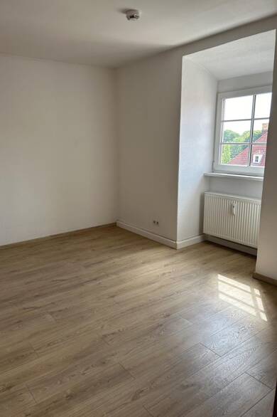 Wohnung zur Miete 350 € 2 Zimmer 60,9 m² Dachgeschoss, 4. Geschoss Wesselinger Straße 4 Leuna Leuna 06237