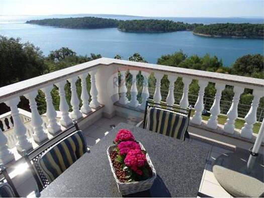 Villa zum Kauf 1.690.000 € 10 Zimmer 256 m² 600 m² Grundstück Rab 51280