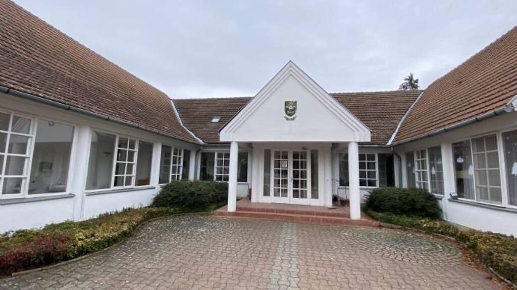 Herrenhaus zum Kauf 922.000 € 20 Zimmer 872 m² 23.940 m² Grundstück frei ab sofort Kötcse 8627