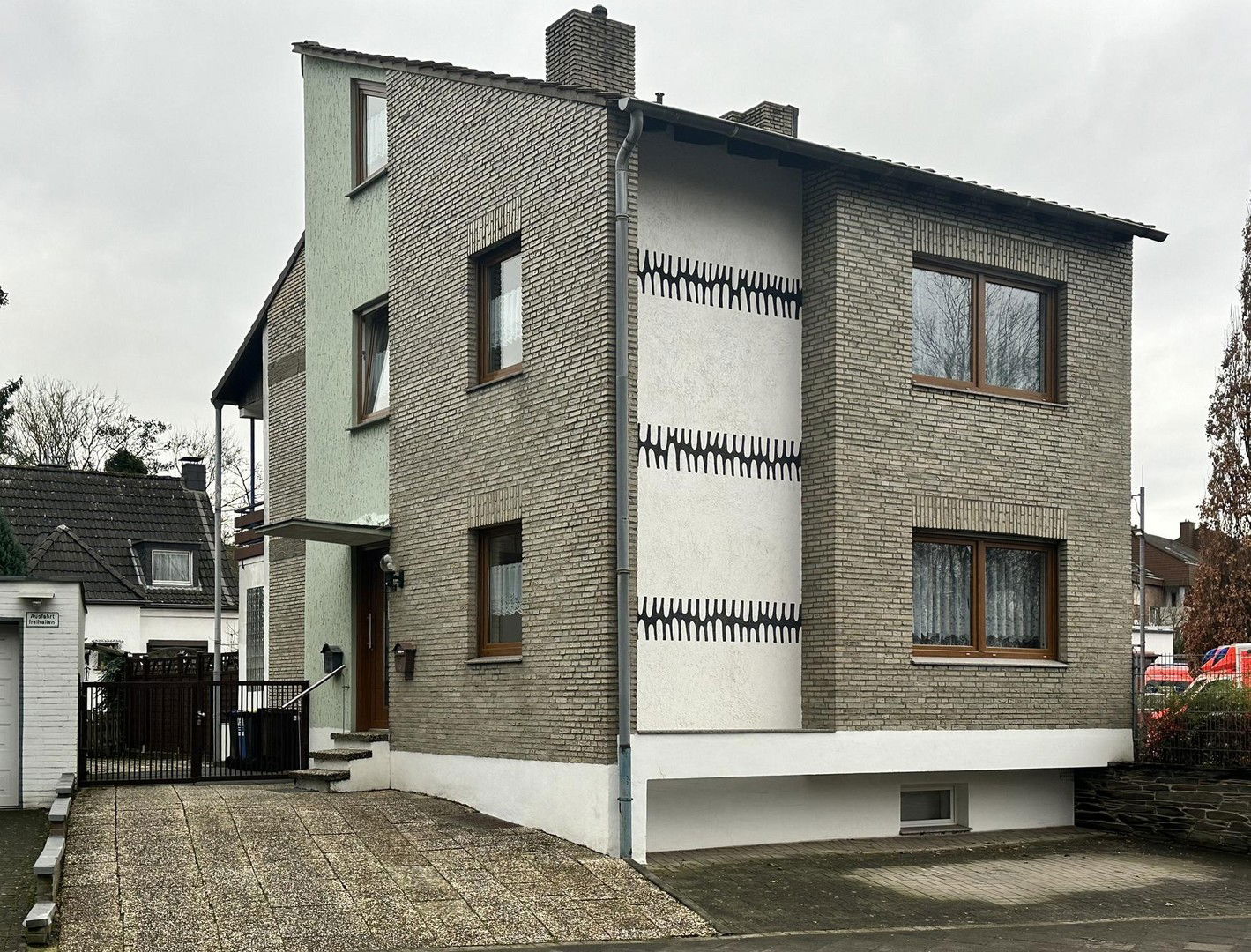 Mehrfamilienhaus zum Kauf provisionsfrei 329.000 € 6 Zimmer 140 m²<br/>Wohnfläche 231 m²<br/>Grundstück Mülfort Mönchengladbach 41238