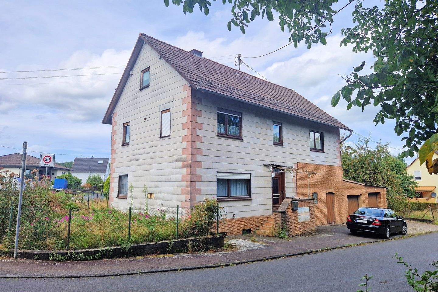 Sanierungsobjekt: Freistehendes Einfamilienhaus in ruhiger Lage von Windeck