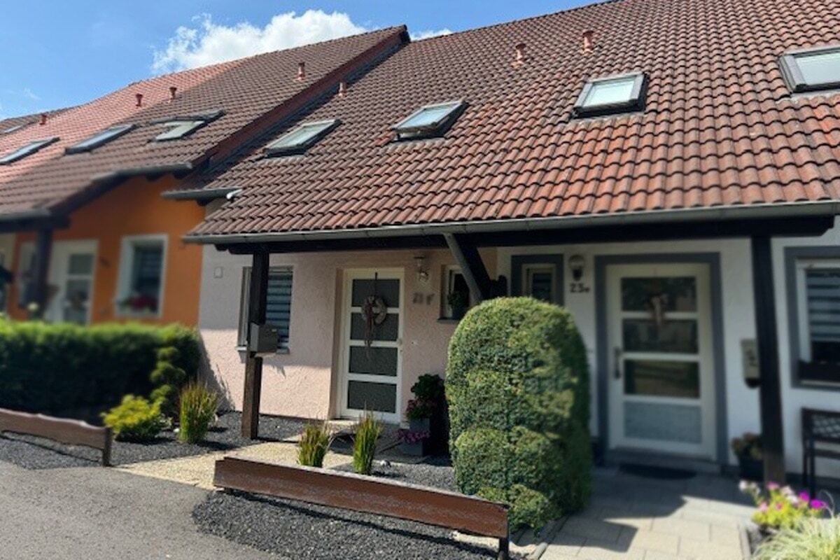 Reihenmittelhaus zum Kauf 270.000 € 4 Zimmer 106 m²<br/>Wohnfläche 208 m²<br/>Grundstück Seybothenreuth Seybothenreuth 95517