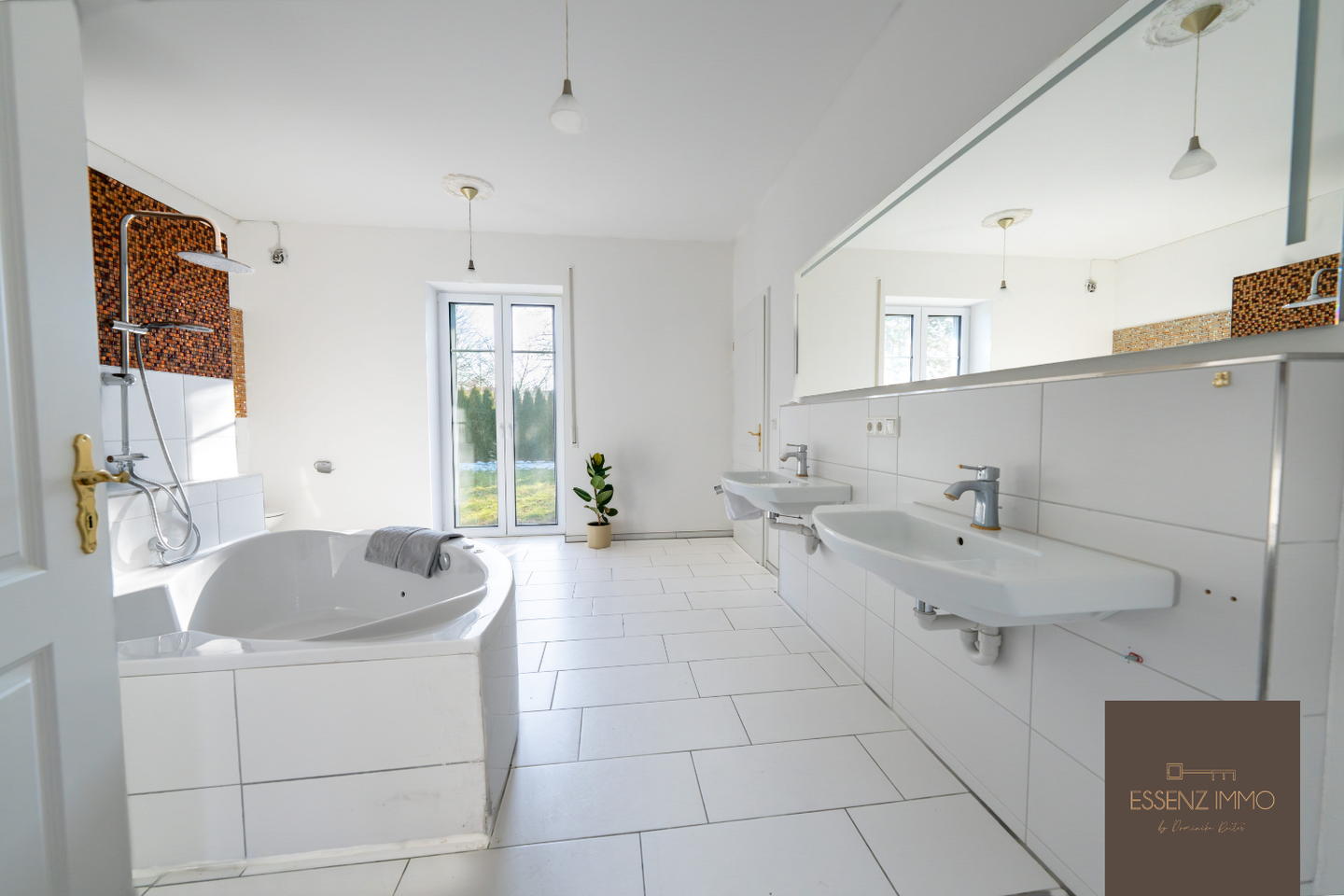 Immobilie in Neuburg an der Kammel - ESSENZ DES FAMILIENLEBENS | Fünf-Zimmer-Bungalow mit Raum, Ruhe und Qualität in Neuburg an der Kammel zu verkaufen - Bild 1