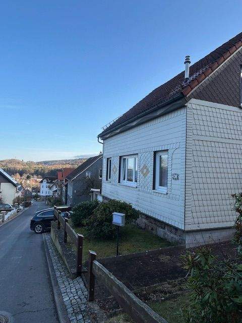 Immobilie in Elgersburg - Charmantes Einfamilienhaus mit Potenzial-Ideal für Handwerker - Bild 0