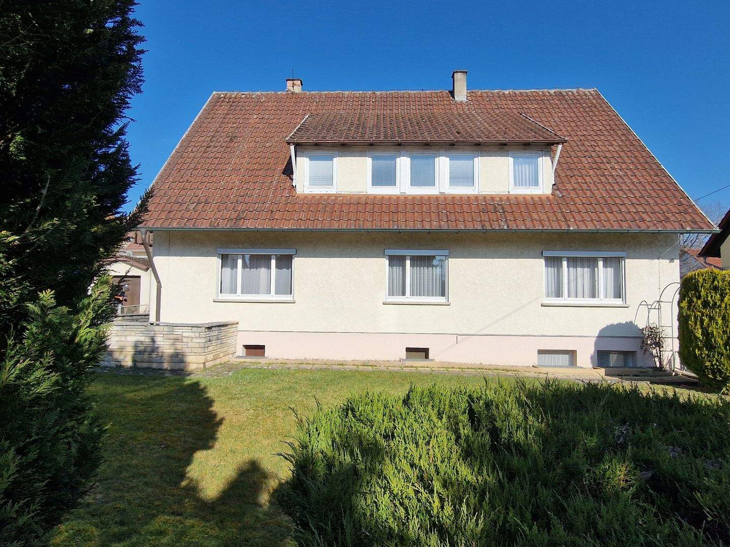 Immobilie in Sigmaringen - Einfamilienhaus u. DG.-Wohnung in Laiz mit viel Wohnfläche - Bild 0