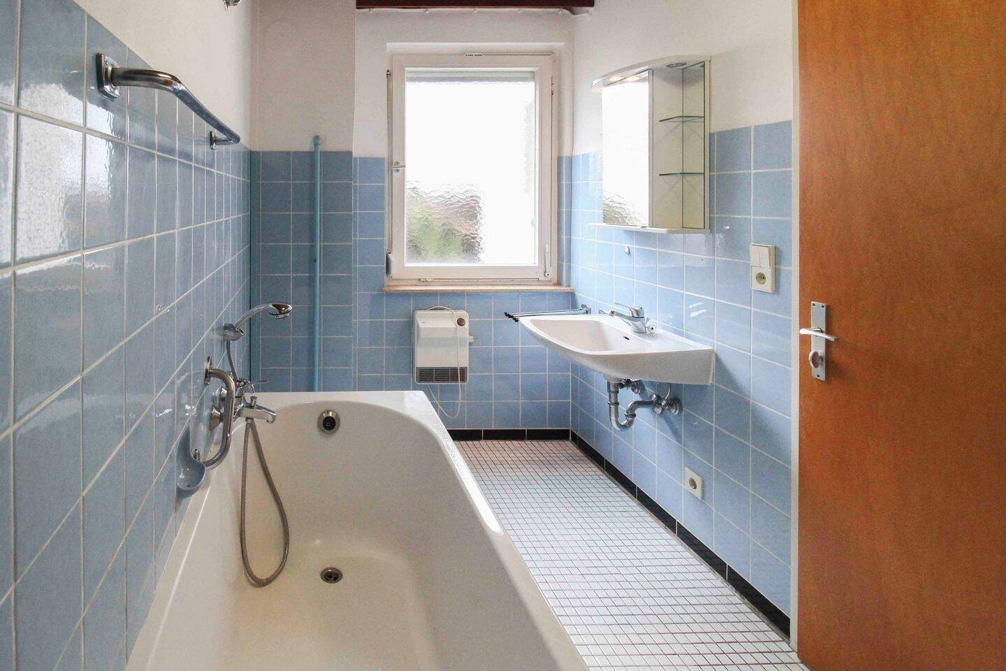 Immobilie in Leingarten - Alleinstehendes EFH mit Anbau, Garten und Pkw-Stellplatz, in ruhiger urbaner Lage in Leingarten - Bild 1