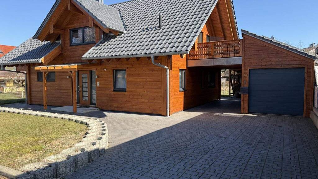 Modernes Blockhaus: 163 m² Wohnfläche, 811 m² Grundstück und gute Anbindung Richtung Stuttgart