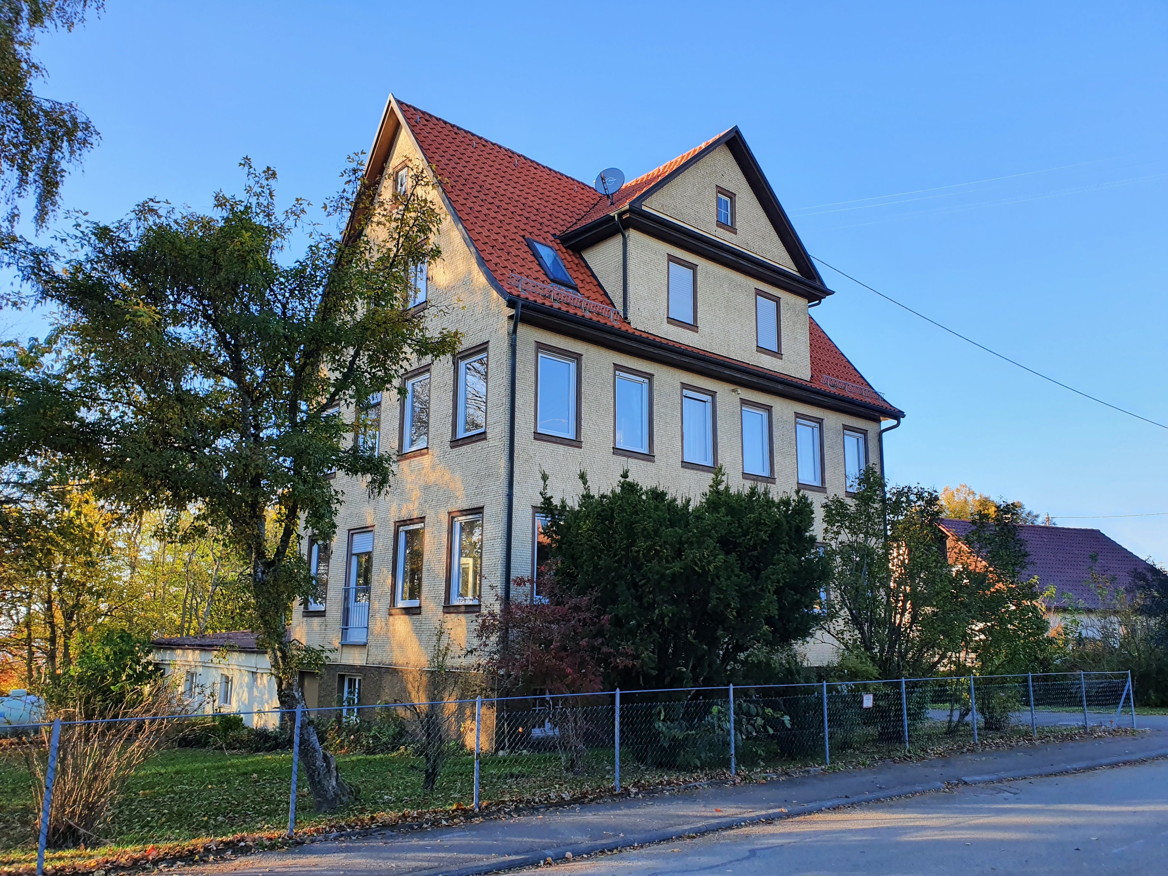 Mehrfamilienhaus zum Kauf provisionsfrei 585.000 € 12,5 Zimmer 292 m²<br/>Wohnfläche 1.594 m²<br/>Grundstück ab sofort<br/>Verfügbarkeit Burgfelden Albstadt 72459