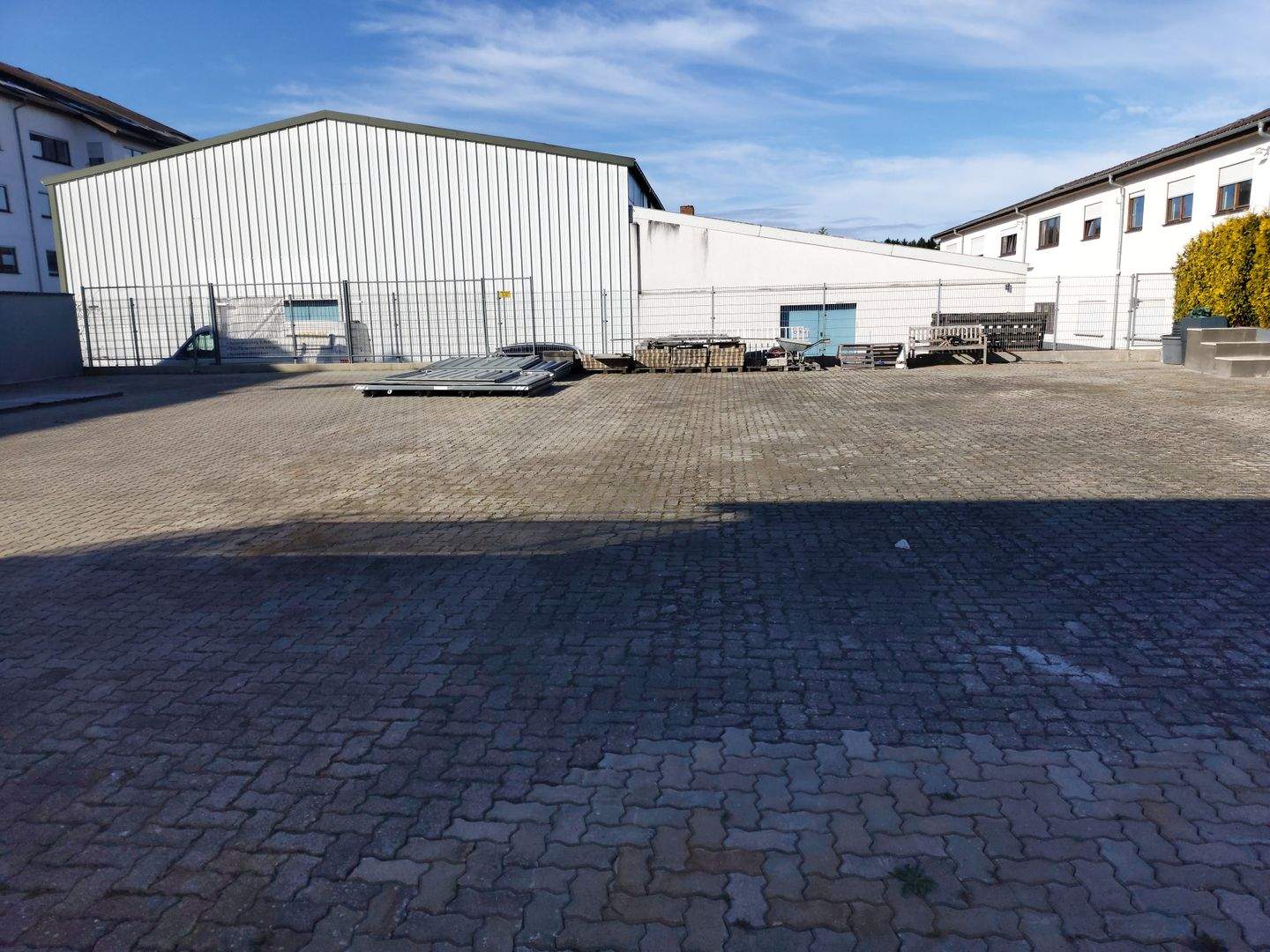 Immobilie in Karlsbad - 2- Familienhaus auf absolutem Neubaustandard mit gewerblich bebaubarem Grundstück - Bild 2