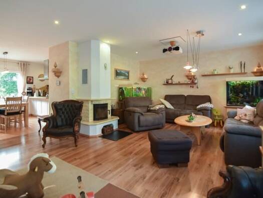 Reihenmittelhaus zum Kauf 240.000 € 5 Zimmer 158,3 m² 680 m² Grundstück frei ab sofort Crimmitschau Crimmitschau 08451