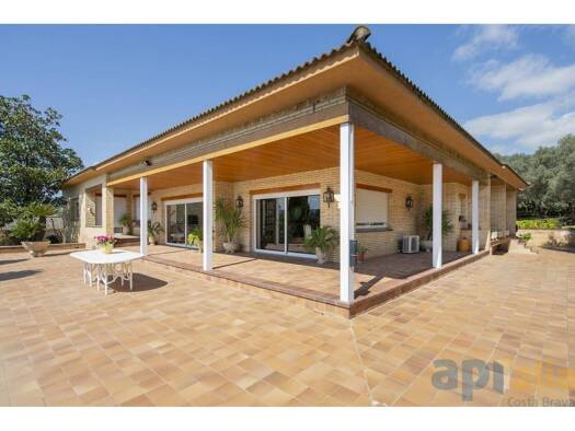 Haus zum Kauf 940.000 € 738 m² 13.780 m² Grundstück Cornella del Terri 17844