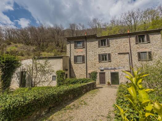Haus zum Kauf 6 Zimmer 300 m² 30.000 m² Grundstück frei ab sofort Loro Ciuffenna