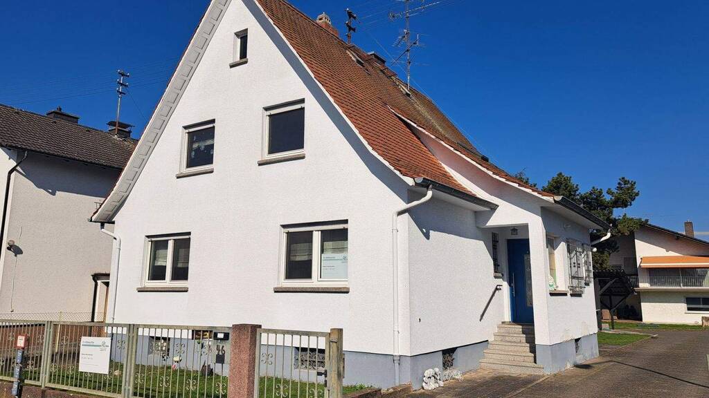 **Charmantes Einfamilienhaus mit Garten, Garage und Carport in Dreieich-Offenthal**