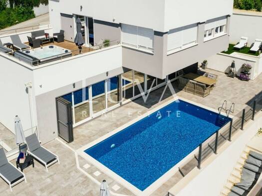 Haus zum Kauf 1.350.000 € 4 Zimmer 220 m² 250 m² Grundstück Podstrana 0