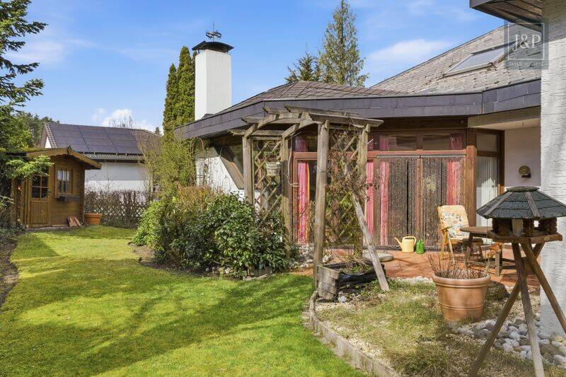 Immobilie in Oberreichenbach - Zeitlose Eleganz der 70er: weitläufiger Bungalow mit Windergarten-Oase und offenem Kamin - Bild 2