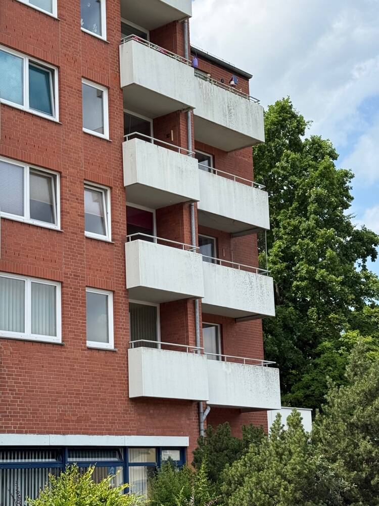 Immobilie in Wedel - Arbeiten oder Wohnen? Praxisräume, Bürofläche oder doch einfach 5-Zimmer-ETW mit 2  Balkonen? - Bild 2