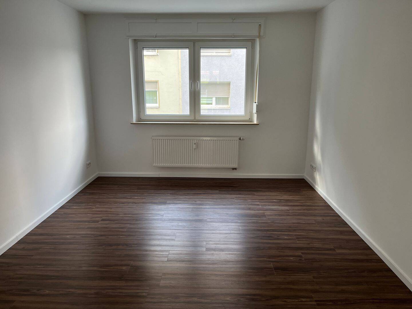 Erstbezug nach Renovierung - 3 ZW im 1. OG mit Balkon zum Innenhof, modernes Tageslichtbad mit Badewanne - ab sofort bezugsbereit – Nürnberg – Vorschaubild 2